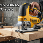 Mostre uma serra tico-tico profissional moderna de 2026