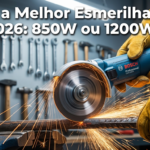 Qual a Melhor Esmerilhadeira 2026: 850W ou 1200W? 10 Crie uma imagem realista e impactante para a capa de um artigo de blog sobre ferramentas elétricas em 2026. Mostre um close-up dinâmico de uma esmerilhadeira angular profissional em ação: uma esmerilhadeira Bosch azul de 850W ou similar, com disco girando rápido, soltando faíscas douradas brilhantes enquanto corta uma barra de ferro grosso. Mãos de um trabalhador usando luvas de proteção amarelas grossas segurando firmemente a ferramenta. Fundo levemente desfocado de uma oficina brasileira moderna, com ferramentas manuais penduradas na parede ao fundo, incluindo chaves, limas e martelos. Iluminação dramática com contraste alto: luz forte vindo de cima destacando as faíscas e o metal quente. Tons de azul, laranja das faíscas, cinza metálico e amarelo das luvas. Estilo fotorealista, alta resolução, qualidade profissional de revista, ângulo levemente inclinado de baixo para cima para transmitir potência e profissionalismo. Texto sutil na parte superior em fonte bold moderna branca com sombra: "Qual a Melhor Esmerilhadeira 2026: 850W ou 1200W?". No canto inferior direito, pequeno texto: "Guia Completo 2026". Composição vertical (9:16 ou 16:9), perfeita para blog e redes sociais, visual atraente para SEO e CTR alto.